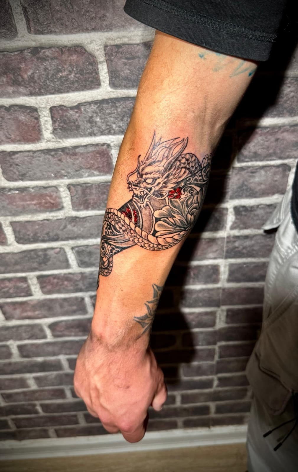 Tatuaje de dragón japonés en el antebrazo